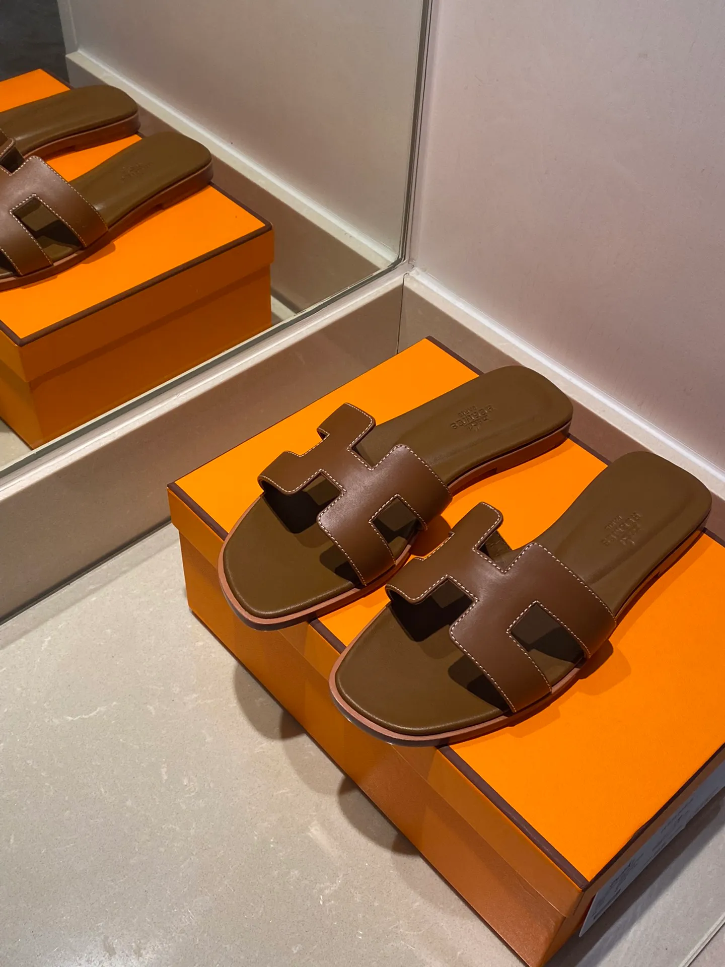 👟👟Ex-factory price 480👟👟 Women's Shoes Women's Clothing Hermes Hermès 2022 Early Spring New Style New version of stitching technology (Hermès) Upgraded packaging, upgraded version, workmanship and material upgrade ~ The highest version of Hermes handmade slippers in the market. The 2022 Early Spring New Style is the same as the original version, purely handmade by masters! High-end customization, exclusive products, the highest version in the industry, Hermès' H-slippers are the most classic of the brand. They are constantly upgraded every year with little difference, and what is always improving is comfort. The new model brought by H family today is really classic and novel - it looks good! ! ! 1⃣️Let’s talk about the leather first. The entire shoe is made of imported calfskin. Only such luxurious materials will make the shoes more stylish and durable. 2⃣️The real Italian leather sole is perfectly integrated without any gaps! The technical requirements are very high! After this treatment, the leather base will be less delicate, more wear-resistant, and last longer! The real Italian leather sole is malleable and breathable like the skin. 3⃣️The midsole is also all made of genuine leather! You can take a look at other people's shoes and you'll know! Upper: Italian imported cowhide + original custom-grade Australian sheepskin feet + genuine leather outsole (pursuing top walking comfort) Packaging Let us emphasize: top-level exclusive box, with a full set of packaging series code number: 35 ~ 40 codes